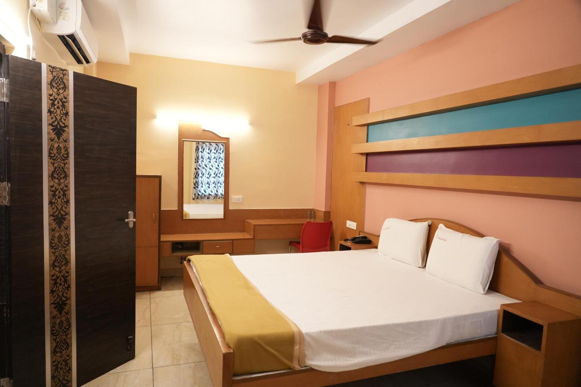 ホテル Sri Krishnan Residency Pollāchi エクステリア 写真