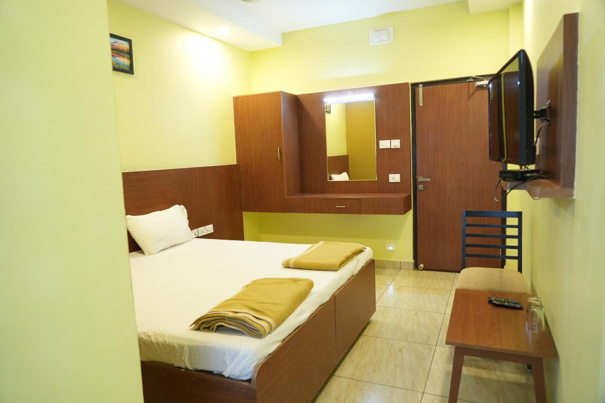 ホテル Sri Krishnan Residency Pollāchi エクステリア 写真