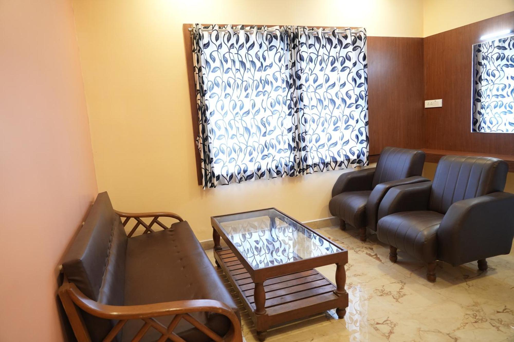 ホテル Sri Krishnan Residency Pollāchi エクステリア 写真
