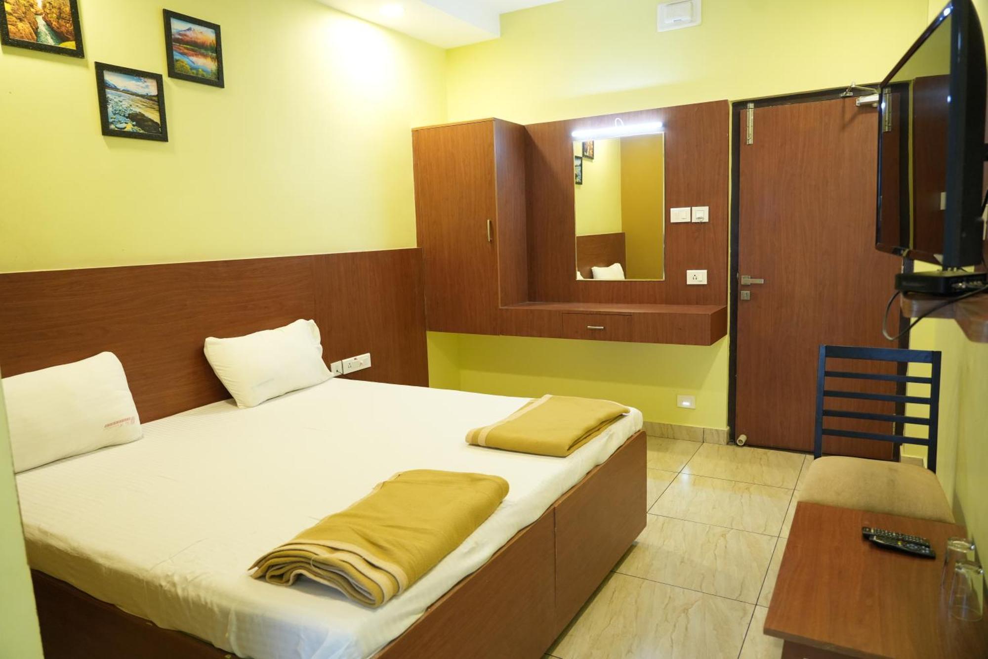 ホテル Sri Krishnan Residency Pollāchi エクステリア 写真