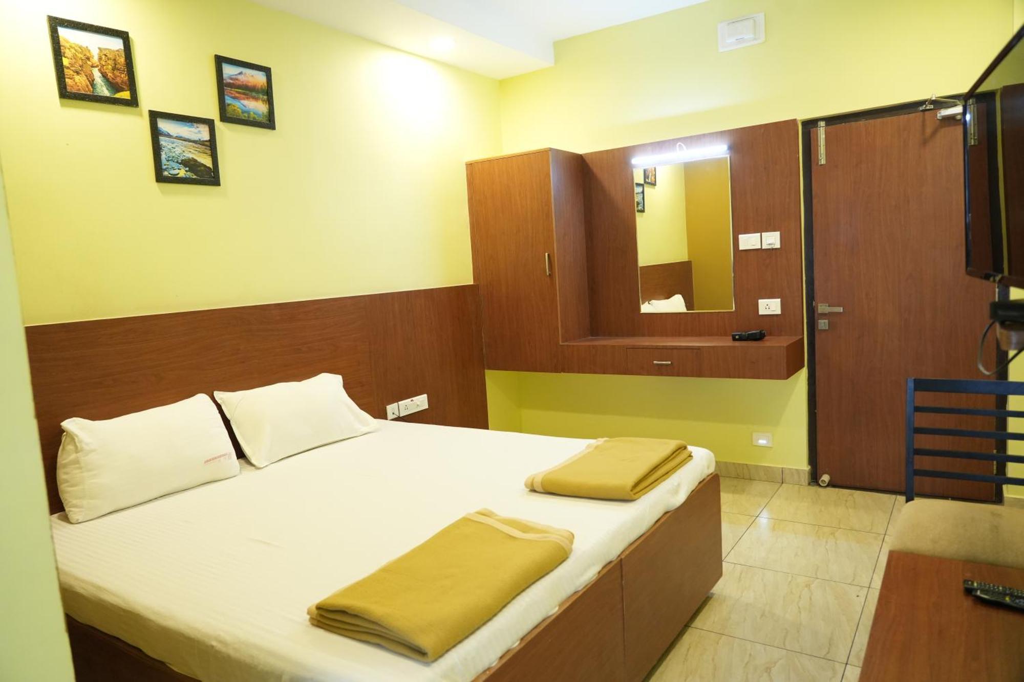 ホテル Sri Krishnan Residency Pollāchi エクステリア 写真