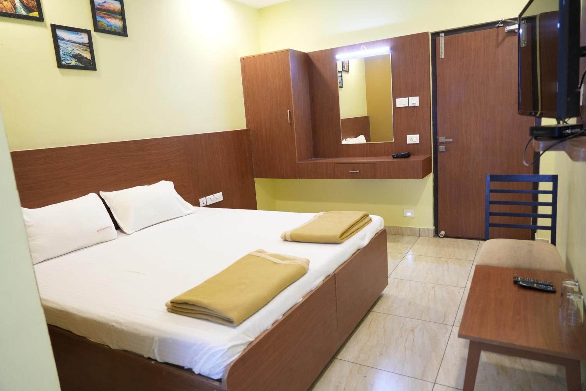 ホテル Sri Krishnan Residency Pollāchi エクステリア 写真