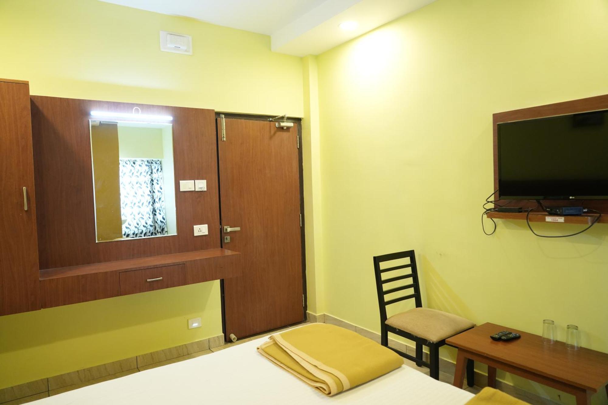 ホテル Sri Krishnan Residency Pollāchi エクステリア 写真