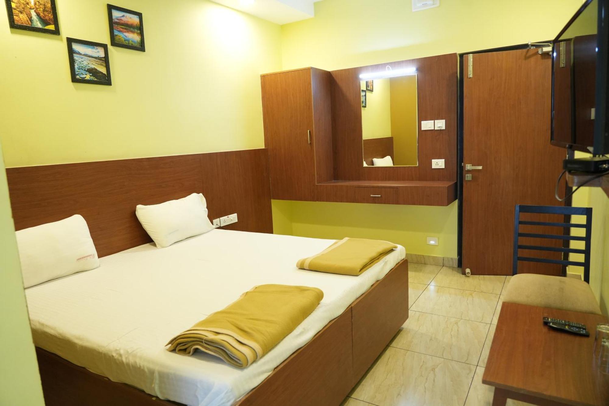 ホテル Sri Krishnan Residency Pollāchi エクステリア 写真