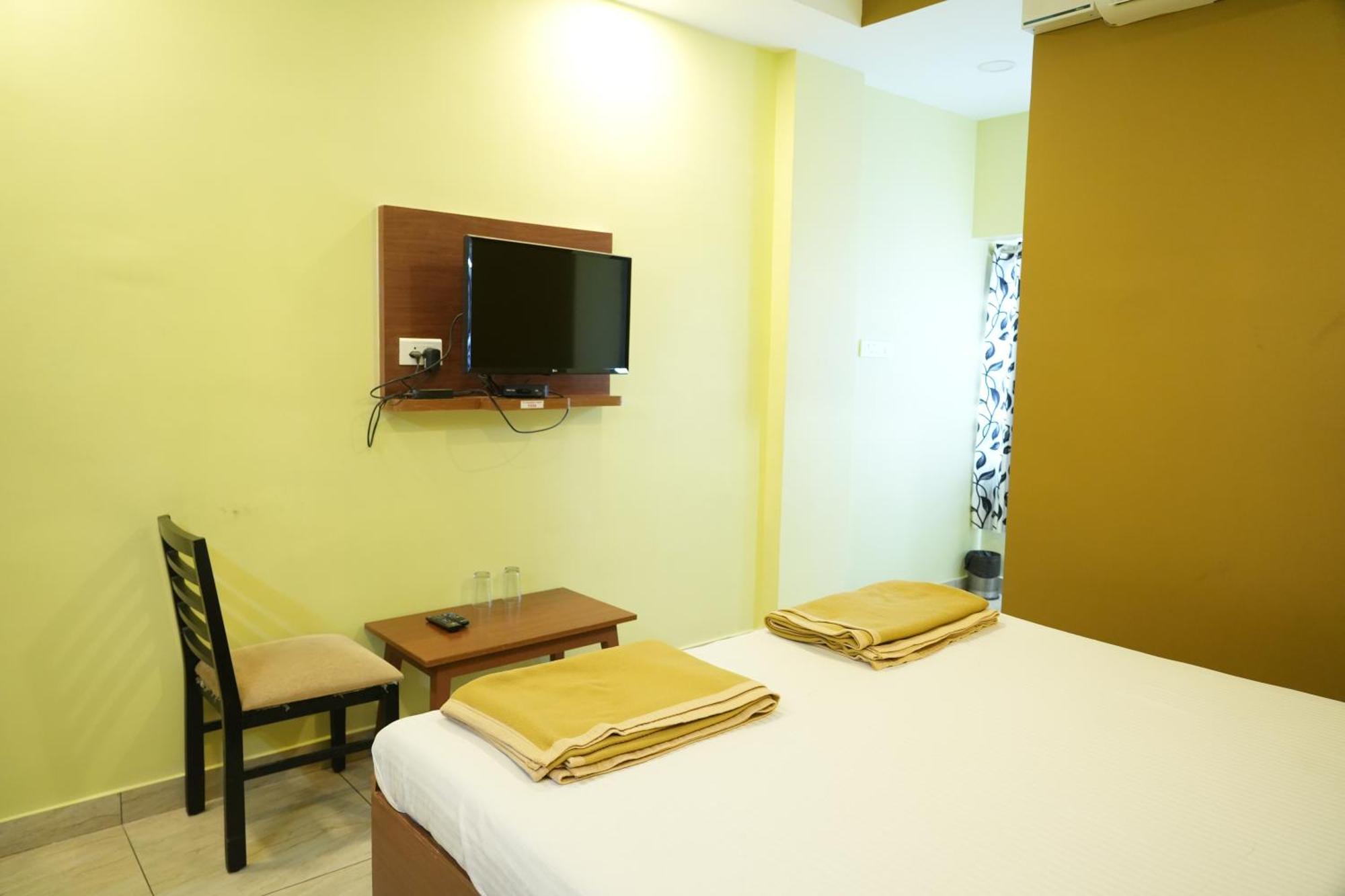 ホテル Sri Krishnan Residency Pollāchi エクステリア 写真