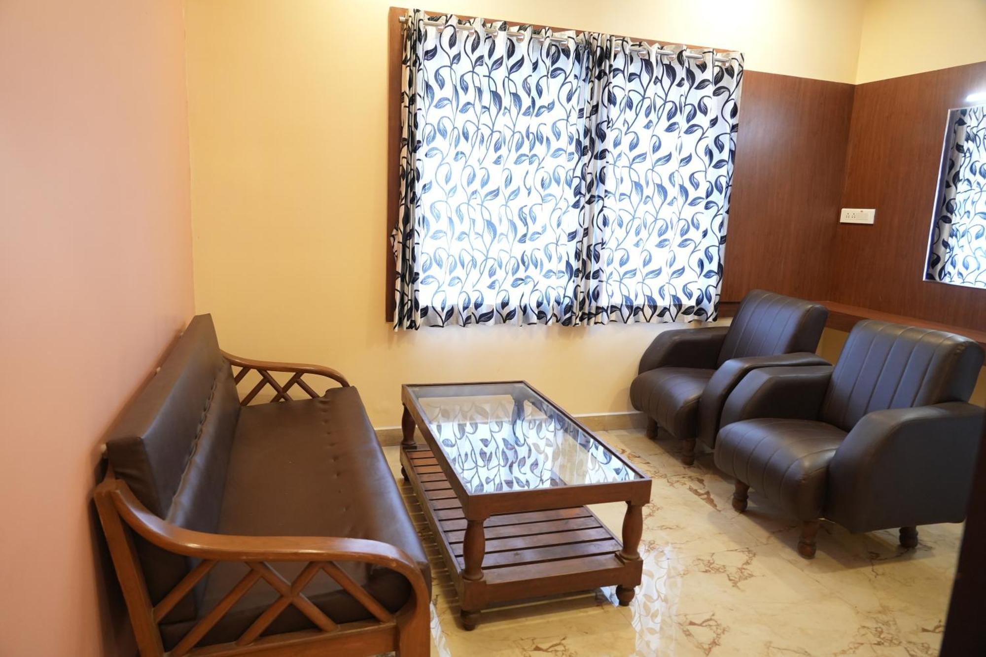 ホテル Sri Krishnan Residency Pollāchi エクステリア 写真