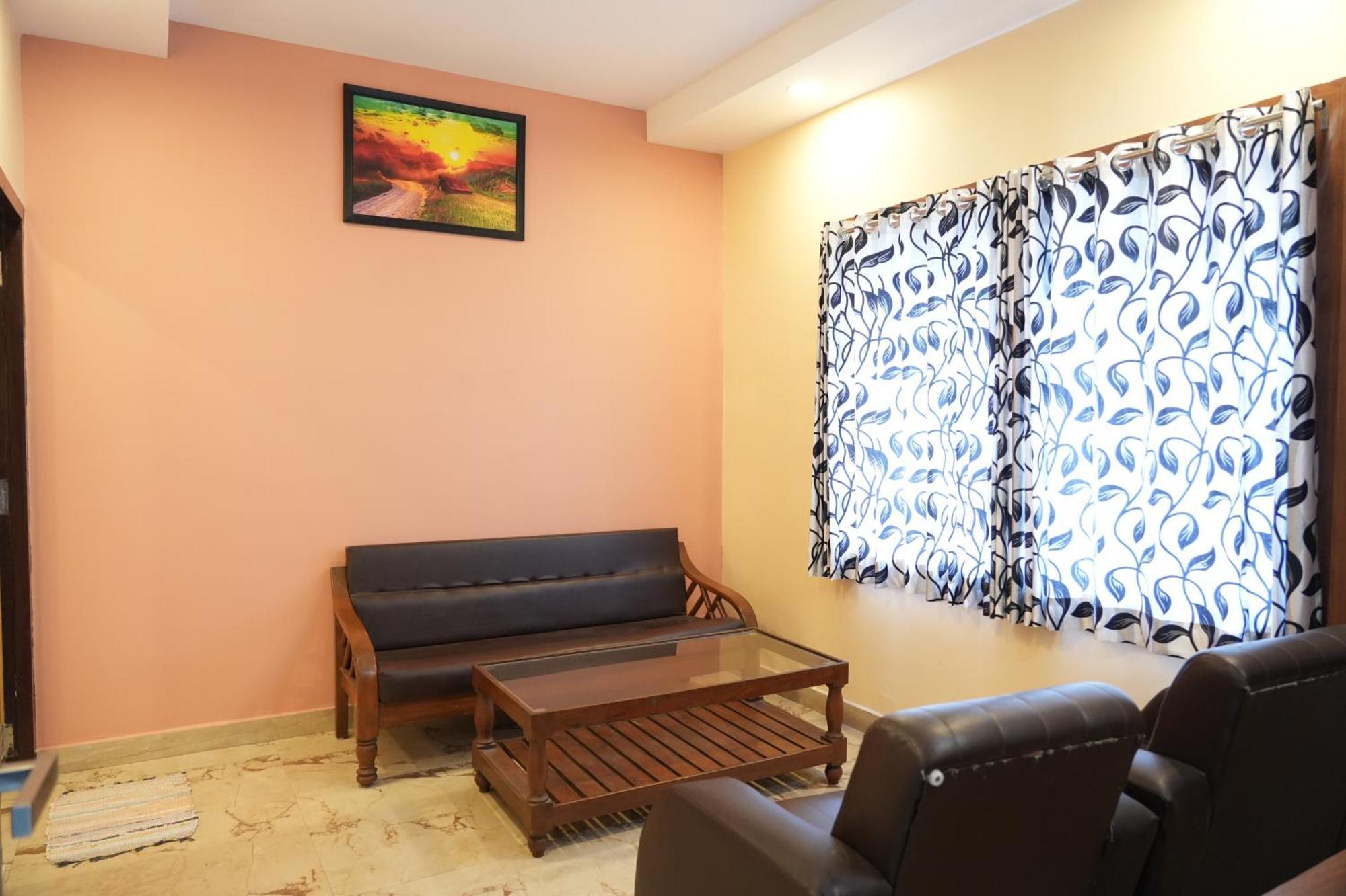 ホテル Sri Krishnan Residency Pollāchi エクステリア 写真