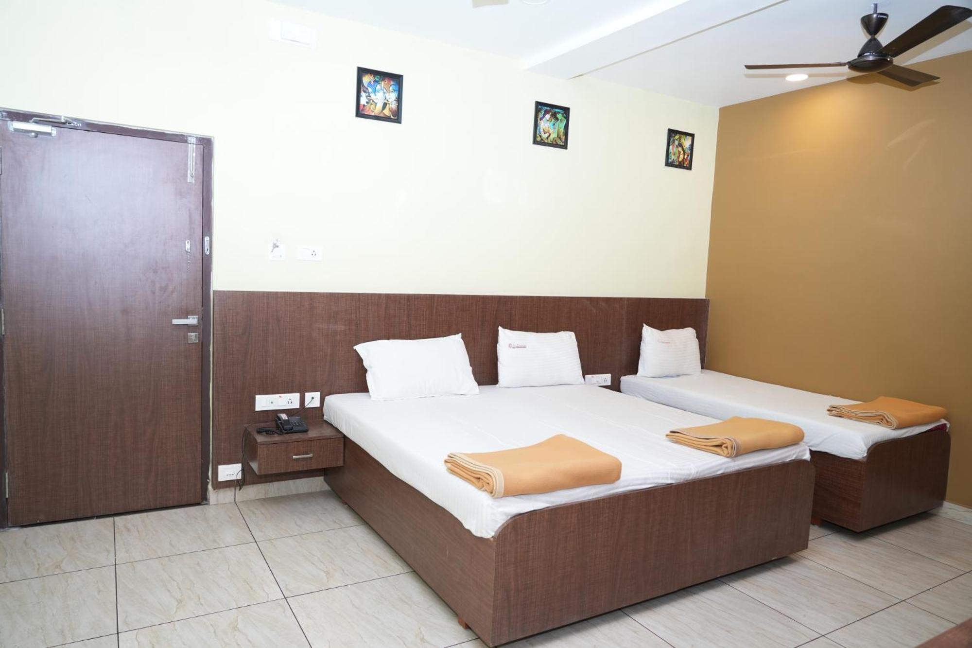 ホテル Sri Krishnan Residency Pollāchi エクステリア 写真