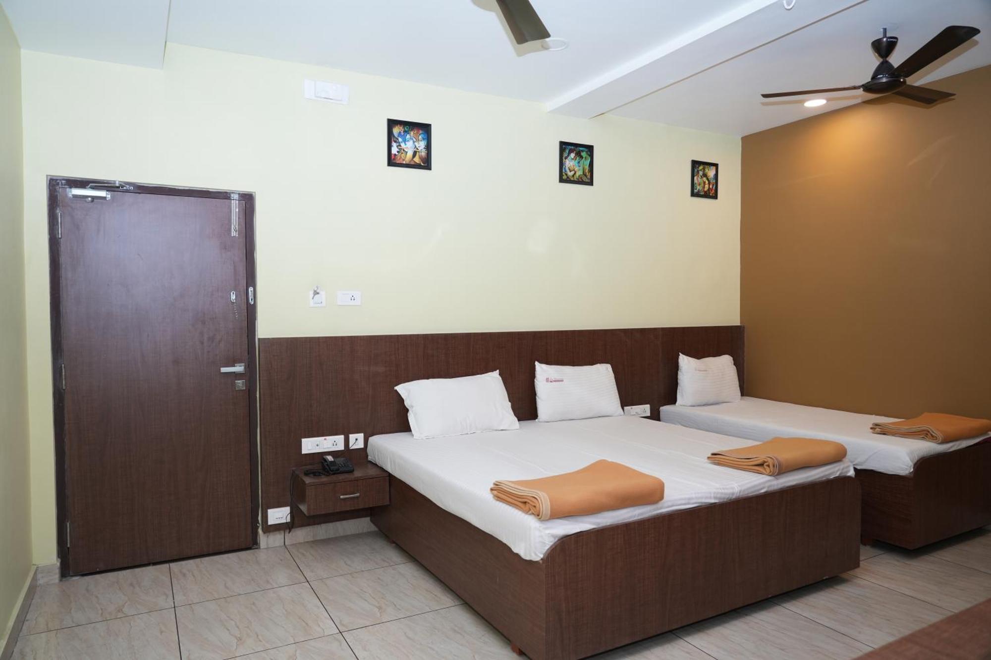 ホテル Sri Krishnan Residency Pollāchi エクステリア 写真
