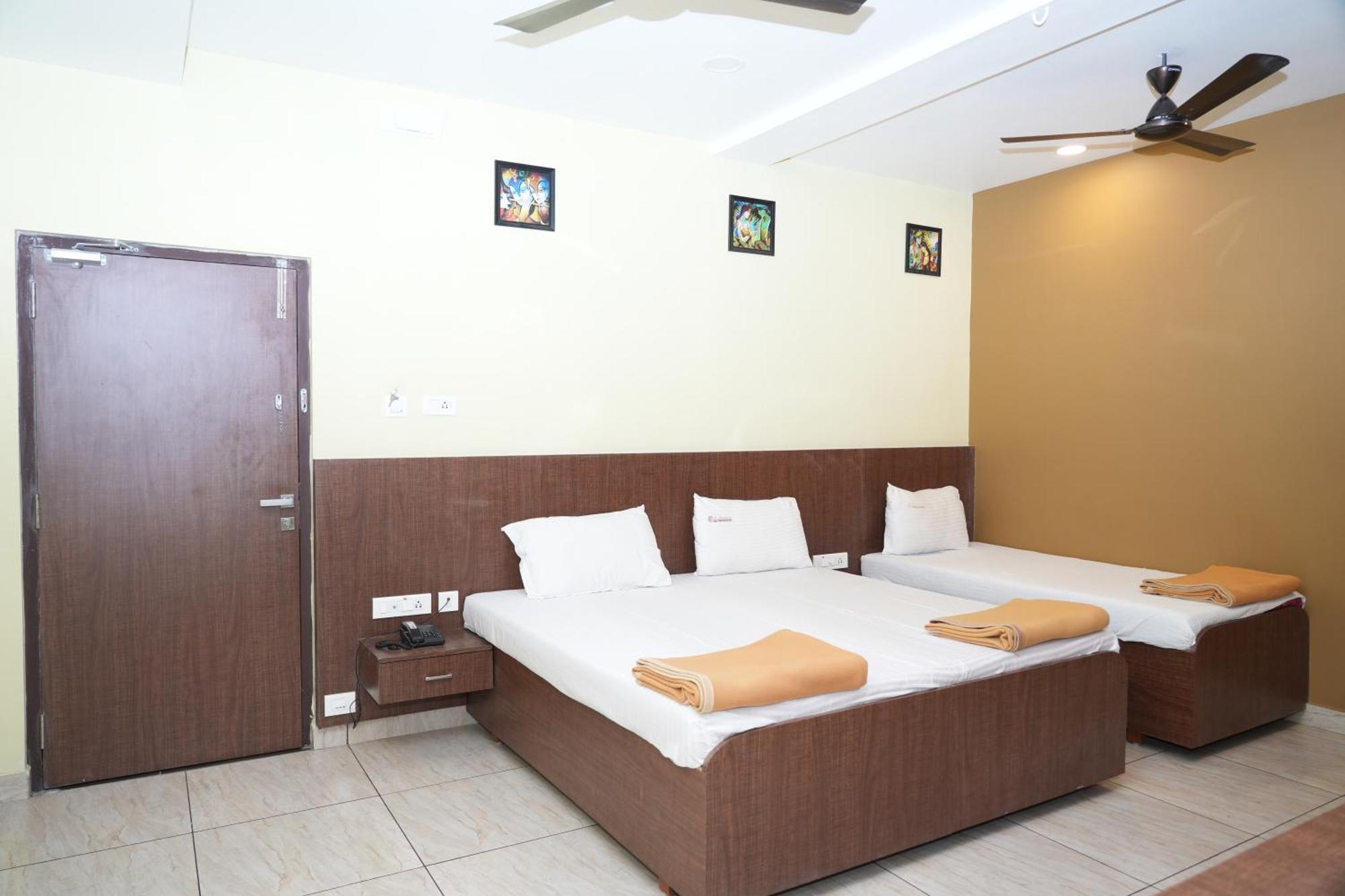 ホテル Sri Krishnan Residency Pollāchi エクステリア 写真