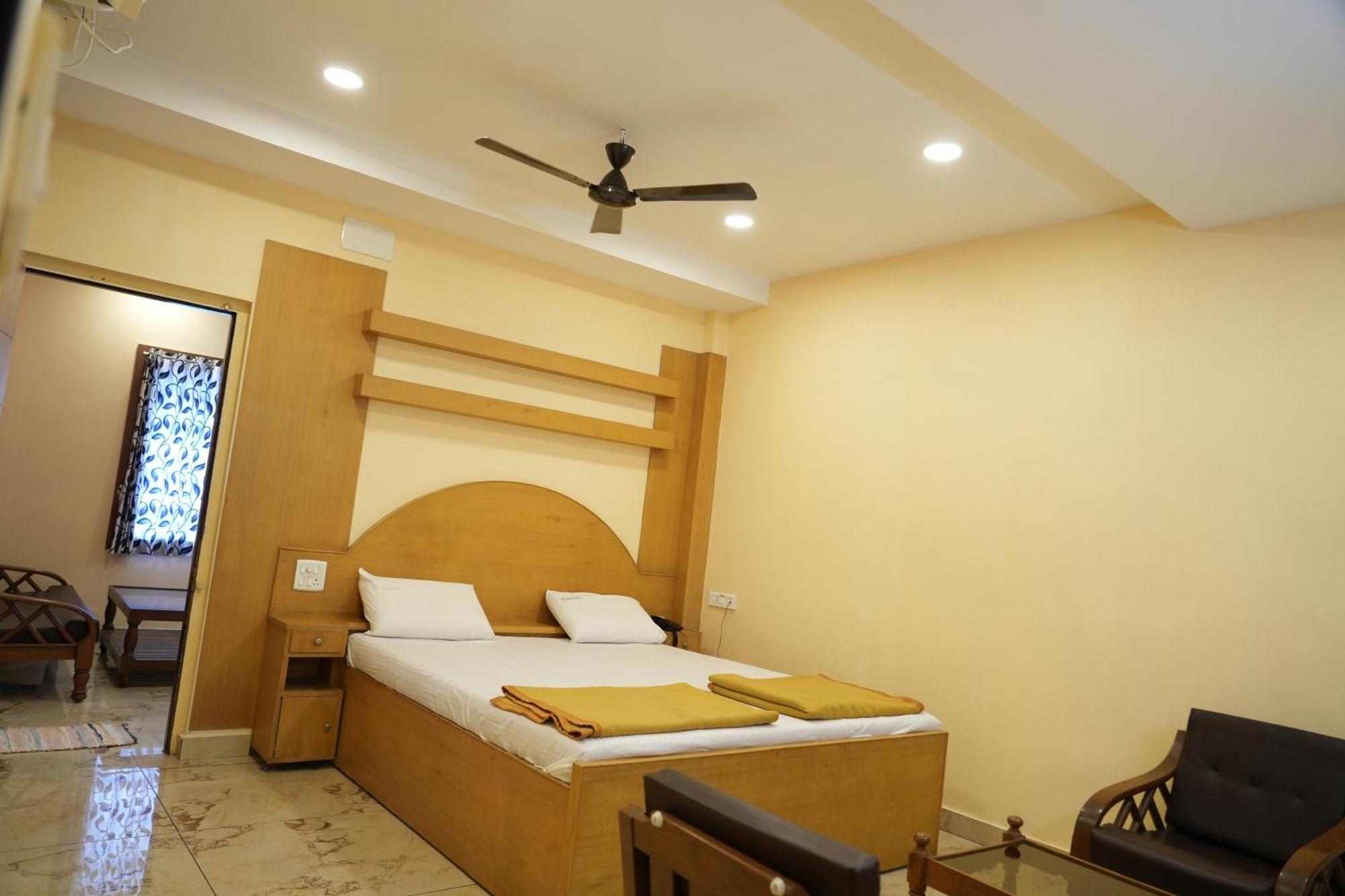 ホテル Sri Krishnan Residency Pollāchi エクステリア 写真