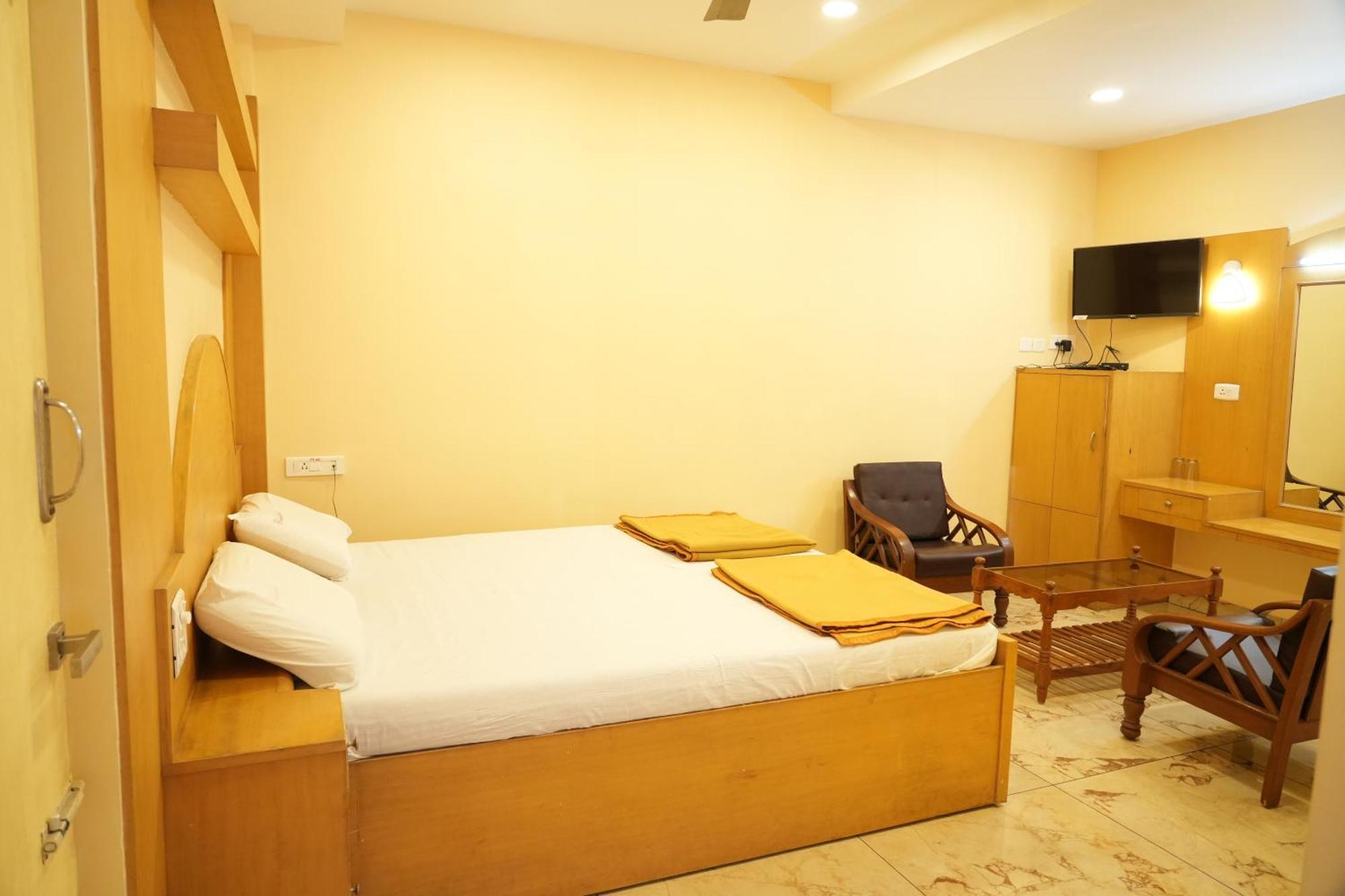 ホテル Sri Krishnan Residency Pollāchi エクステリア 写真