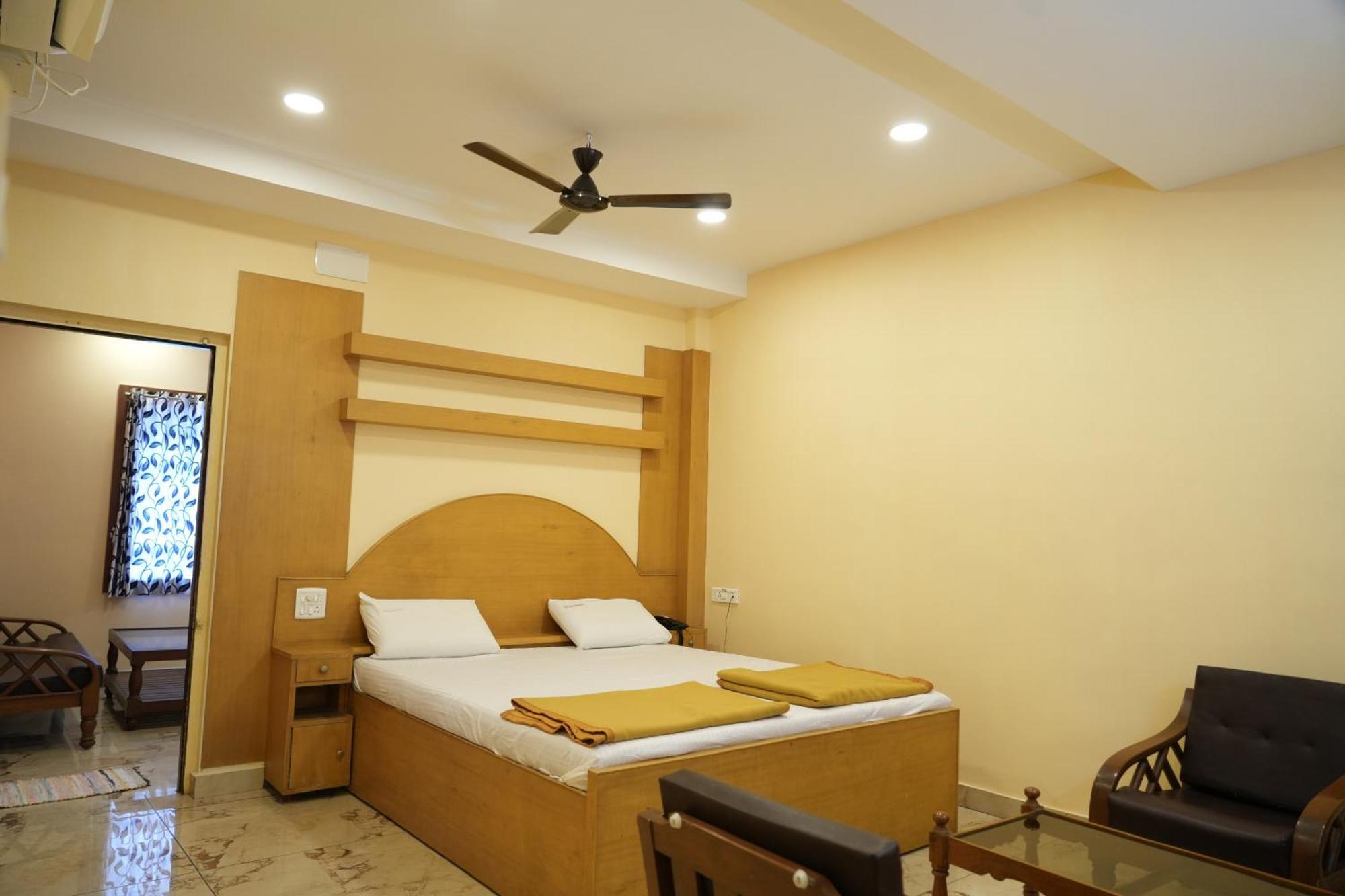 ホテル Sri Krishnan Residency Pollāchi エクステリア 写真