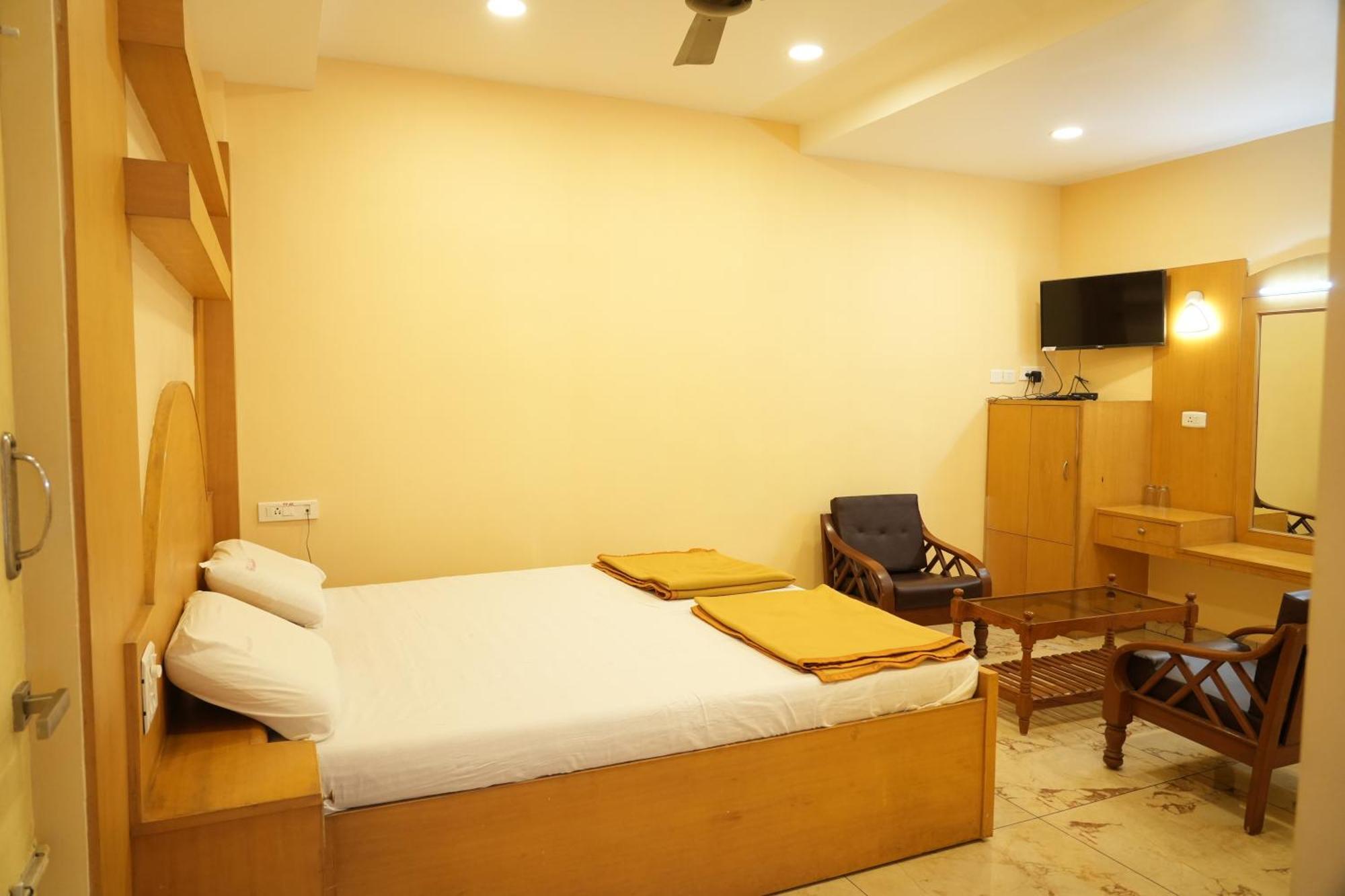 ホテル Sri Krishnan Residency Pollāchi エクステリア 写真